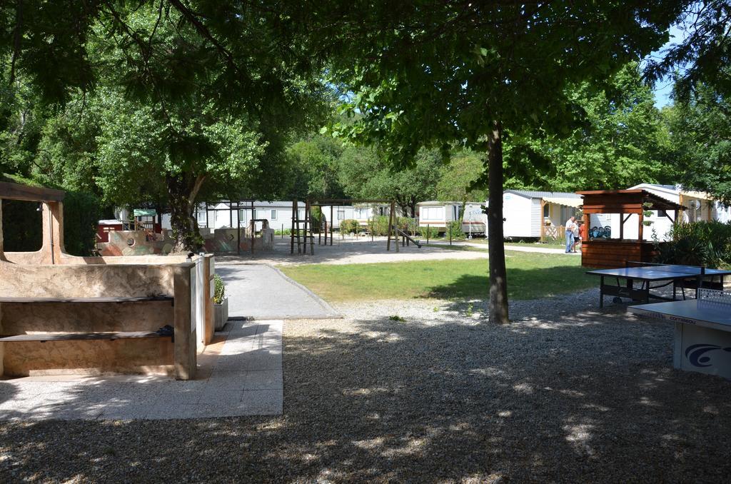 Camping Hotel Les Rives Du Loup Туррет-сюр-Лу Экстерьер фото