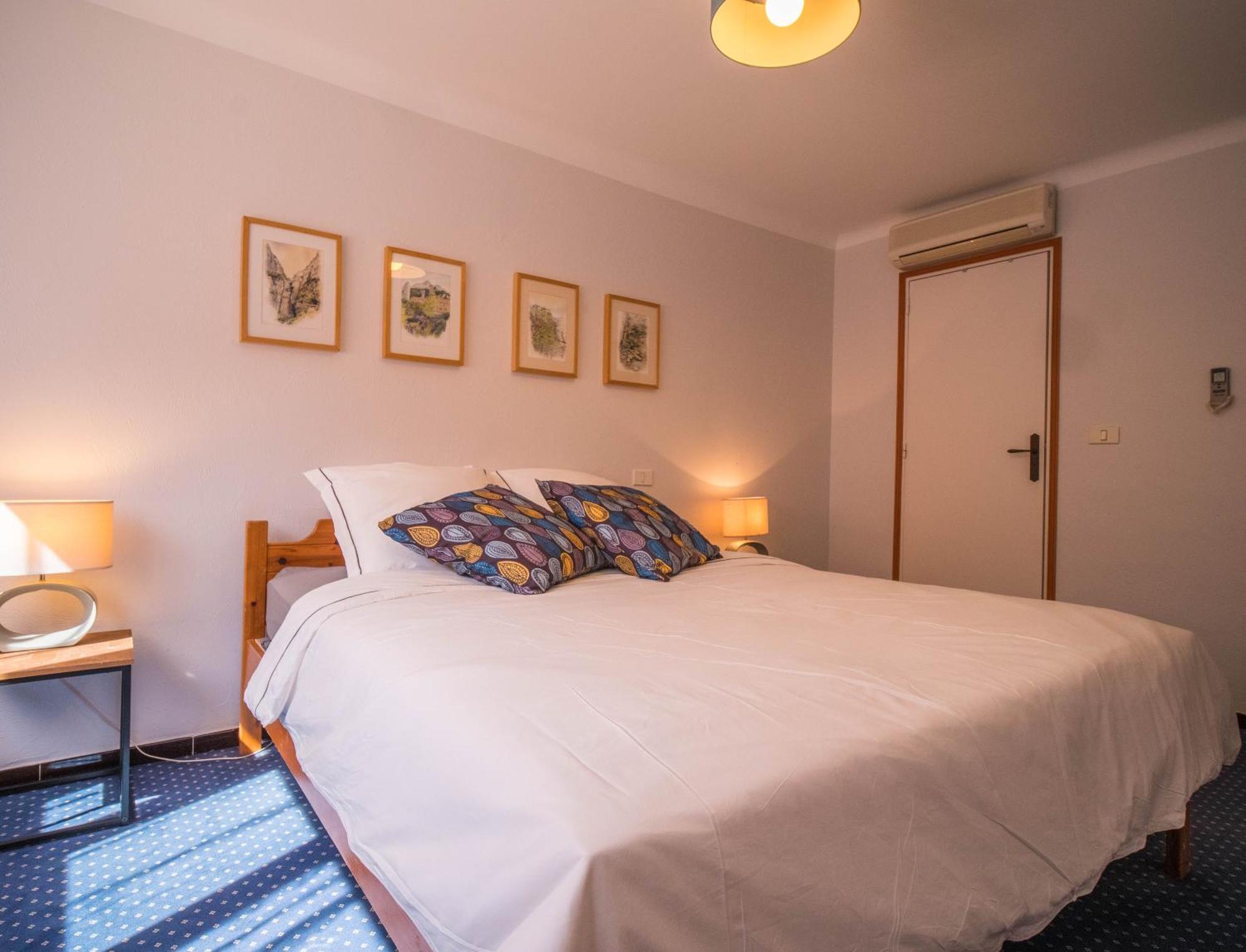 Camping Hotel Les Rives Du Loup Туррет-сюр-Лу Экстерьер фото